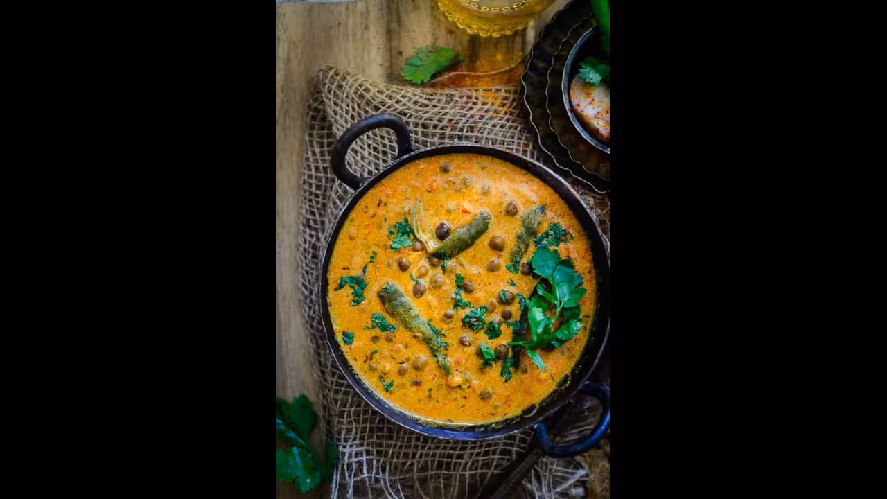 கோழி குழம்பு சுவையில் கருப்பு கொண்டைக்கடலை குழம்பு... இப்படி செஞ்சு அசத்துங்க! கோழி குழம்பு சுவையில் கருப்பு கொண்டைக்கடலை குழம்பு... இப்படி செஞ்சு அசத்துங்க!