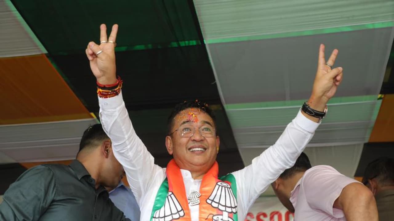 సిక్కింలో సంచలనం.. ప్రతిపక్షానికి దారుణమైన ఎదురుదెబ్బ సిక్కింలో సంచలనం.. ప్రతిపక్షానికి దారుణమైన ఎదురుదెబ్బ