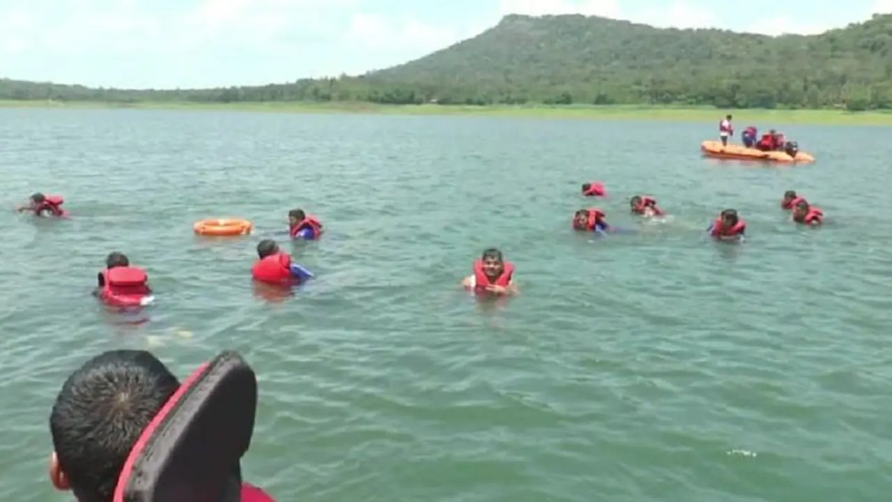 ಪ್ರವಾಹ ಎದುರಿಸಲು ಕೊಡಗು ಪೊಲೀಸರು ಸಜ್ಜು: ಹಾರಂಗಿ ಜಲಾಶಯದ ಆಳ ನೀರಿನಲ್ಲಿ ಕಟ್ಟುನಿಟ್ಟಿನ ತಾಲೀಮು ಪ್ರವಾಹ ಎದುರಿಸಲು ಕೊಡಗು ಪೊಲೀಸರು ಸಜ್ಜು: ಹಾರಂಗಿ ಜಲಾಶಯದ ಆಳ ನೀರಿನಲ್ಲಿ ಕಟ್ಟುನಿಟ್ಟಿನ ತಾಲೀಮು