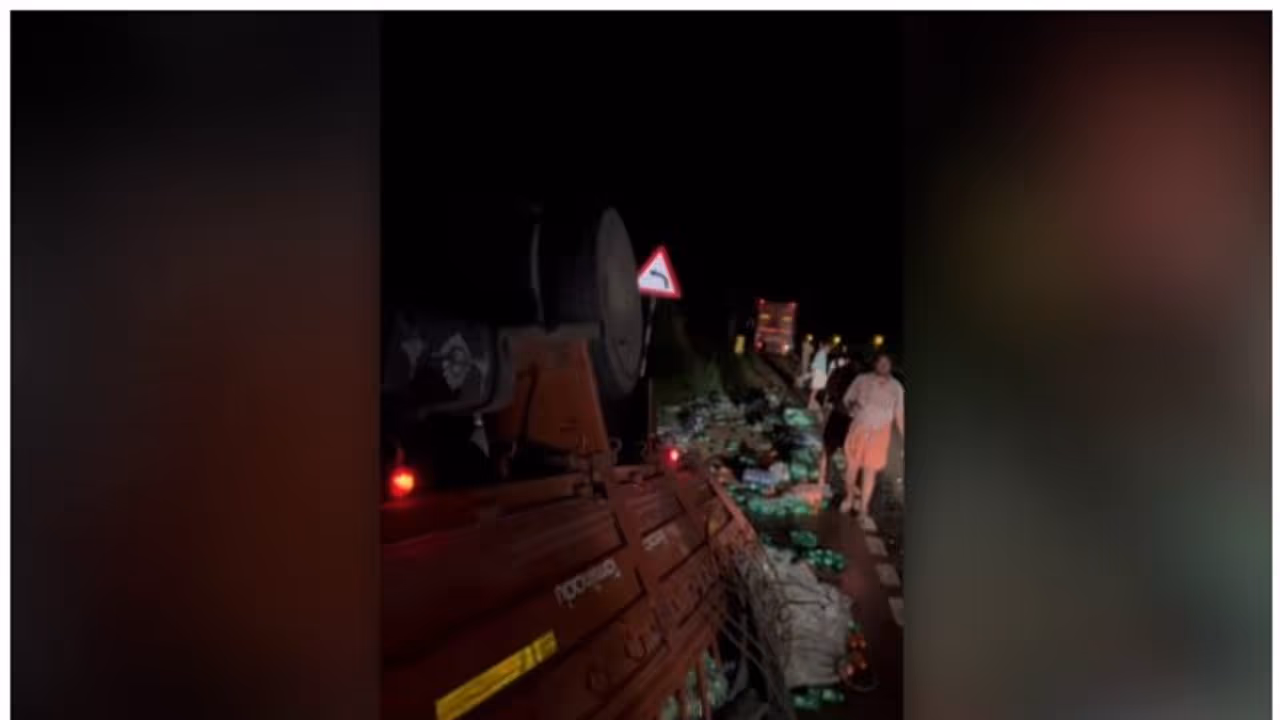 പാലക്കാട് ചിതലിയിൽ സ്വകാര്യ ബസും ലോറിയും കൂട്ടിയിടിച്ച് അപകടം