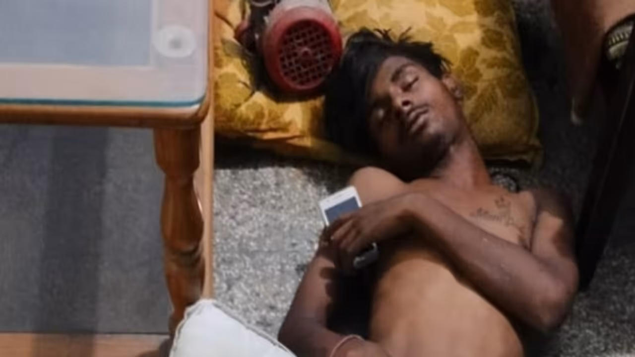 Lucknow: Thief enters house to steal, falls asleep in AC, cops wake him up Lucknow: Thief enters house to steal, falls asleep in AC, cops wake him up