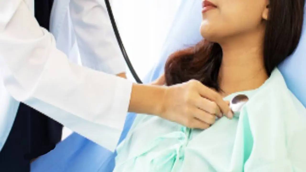 ರೋಗಿಯ ಎದೆ ಸ್ಪರ್ಶಿಸಿ ಮುತ್ತಿಟ್ಟ ವೈದ್ಯ: ಪ್ರಕರಣ ರದ್ದತಿಗೆ ಹೈಕೋರ್ಟ್ ನಕಾರ ರೋಗಿಯ ಎದೆ ಸ್ಪರ್ಶಿಸಿ ಮುತ್ತಿಟ್ಟ ವೈದ್ಯ: ಪ್ರಕರಣ ರದ್ದತಿಗೆ ಹೈಕೋರ್ಟ್ ನಕಾರ