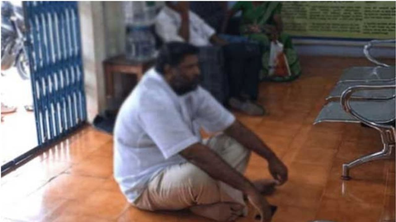 വിദ്യാഭ്യാസ വായ്പ ഒറ്റത്തവണ അടച്ചുതീർത്തതോടെ സിബിൽ സ്കോർ താഴേക്ക്, ബാങ്കിന് മുന്നിൽ കുത്തിയിരുന്ന് പ്രതിഷേധം വിദ്യാഭ്യാസ വായ്പ ഒറ്റത്തവണ അടച്ചുതീർത്തതോടെ സിബിൽ സ്കോർ താഴേക്ക്, ബാങ്കിന് മുന്നിൽ കുത്തിയിരുന്ന് പ്രതിഷേധം