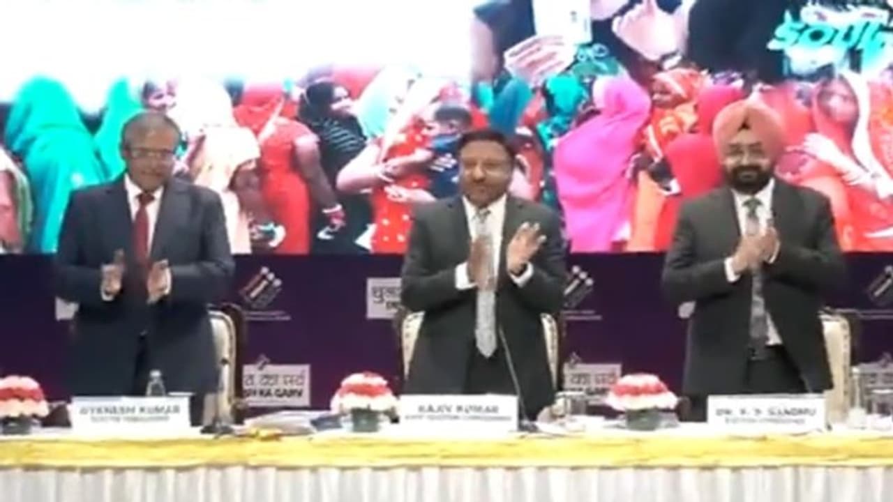 வாக்குப்பதிவில் உலக சாதனை: எழுந்து நின்று கைதட்டிய தேர்தல் ஆணையர்கள்!