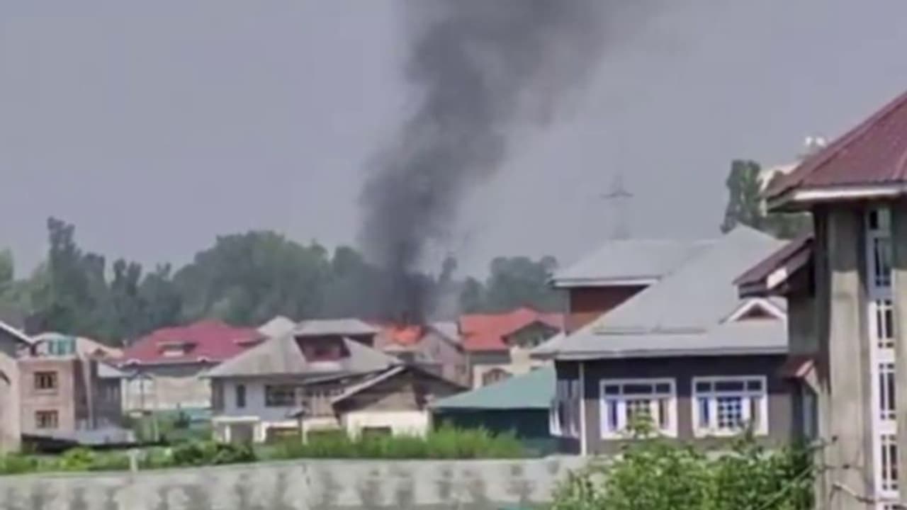 ജമ്മു കശ്മീരിലെ പുല്വാമയിലെ ഏറ്റുമുട്ടല്; രണ്ട് ഭീകരരെ സുരക്ഷാസേന വധിച്ചു ജമ്മു കശ്മീരിലെ പുല്വാമയിലെ ഏറ്റുമുട്ടല്; രണ്ട് ഭീകരരെ സുരക്ഷാസേന വധിച്ചു