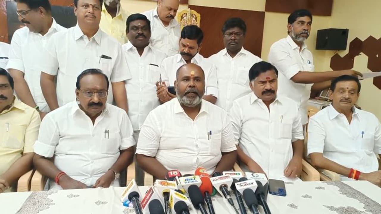AIADMK: வயிறு எரிகிறது; கருத்து கணிப்பு வெளியீடுகளால் கடுமையான அப்செட் மோடில் ஆர்.பி.உதயகுமார்
