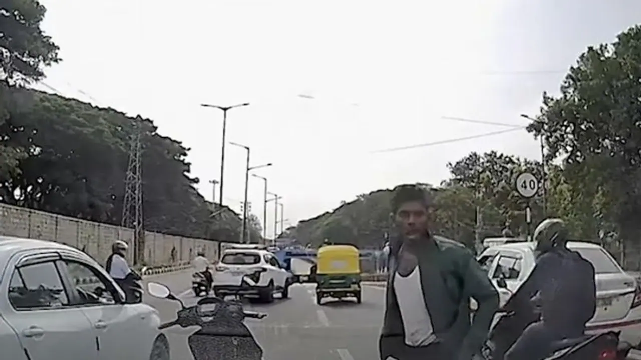 Caught on camera: Bengaluru biker smashes car windows with coconut shell (WATCH) Caught on camera: Bengaluru biker smashes car windows with coconut shell (WATCH)