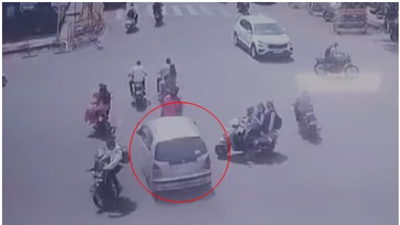 അമിത വേഗതയിലെത്തിയ കാര്‍ ഇടിച്ചത് അഞ്ച് ബൈക്കുകളില്‍; മൂന്ന് മരണം