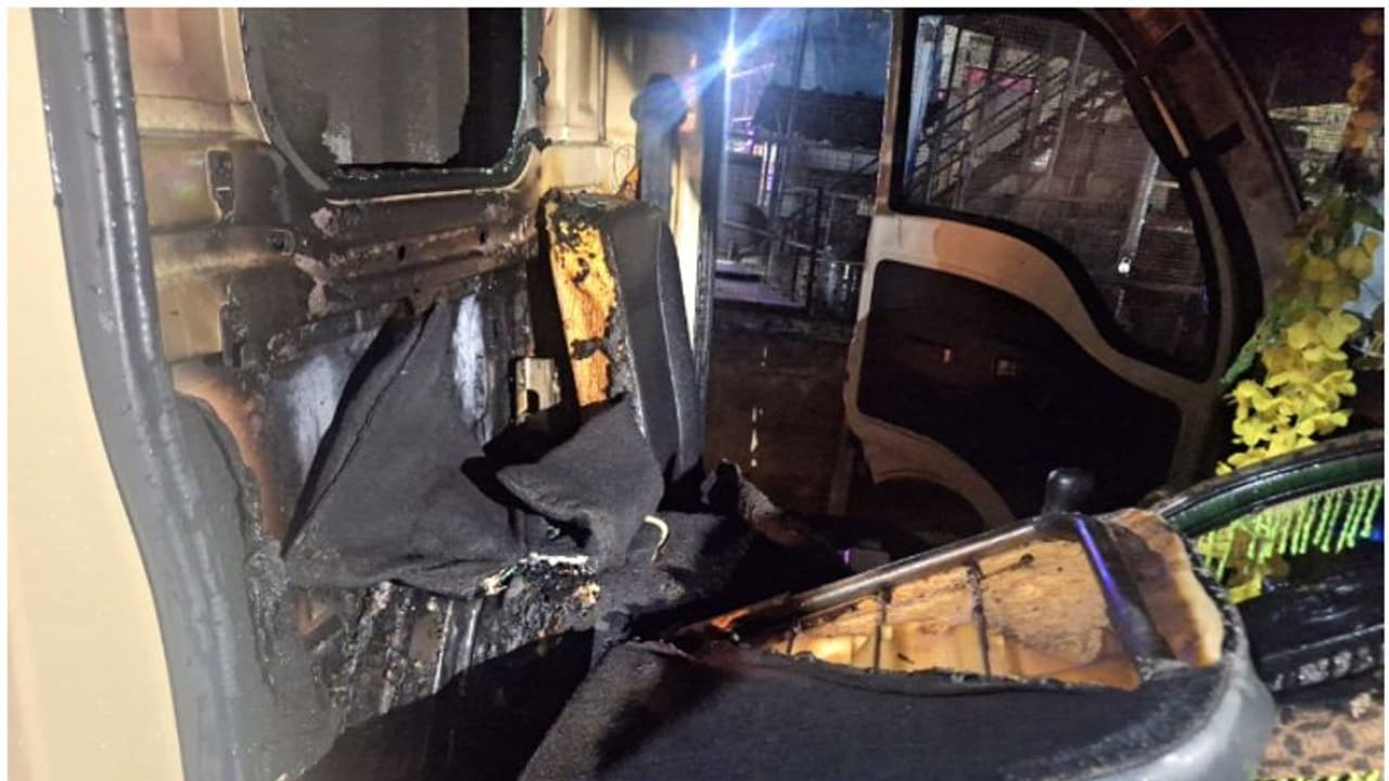 ഓടി കൊണ്ടിരുന്ന വാഹനത്തിന് തീ പിടിച്ചത് ട്രാന്സ്ഫോര്മറിന്റെ സമീപത്ത് വച്ച്; 'ഒഴിവായത് വന് അപകടം' ഓടി കൊണ്ടിരുന്ന വാഹനത്തിന് തീ പിടിച്ചത് ട്രാന്സ്ഫോര്മറിന്റെ സമീപത്ത് വച്ച്; 'ഒഴിവായത് വന് അപകടം'