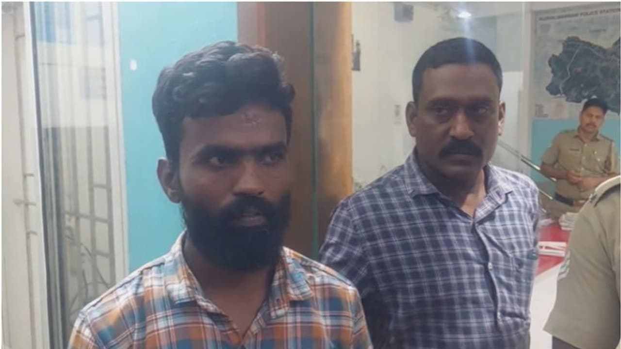 ബൈക്കിലെത്തി വയോധികയുടെ മാല പൊട്ടിച്ചു, പിന്തുടർന്ന നാട്ടുകാരുടെ മുഖത്ത് മുളകുപൊടി വിതറി കടന്നു; പ്രതി പിടിയിൽ ബൈക്കിലെത്തി വയോധികയുടെ മാല പൊട്ടിച്ചു, പിന്തുടർന്ന നാട്ടുകാരുടെ മുഖത്ത് മുളകുപൊടി വിതറി കടന്നു; പ്രതി പിടിയിൽ