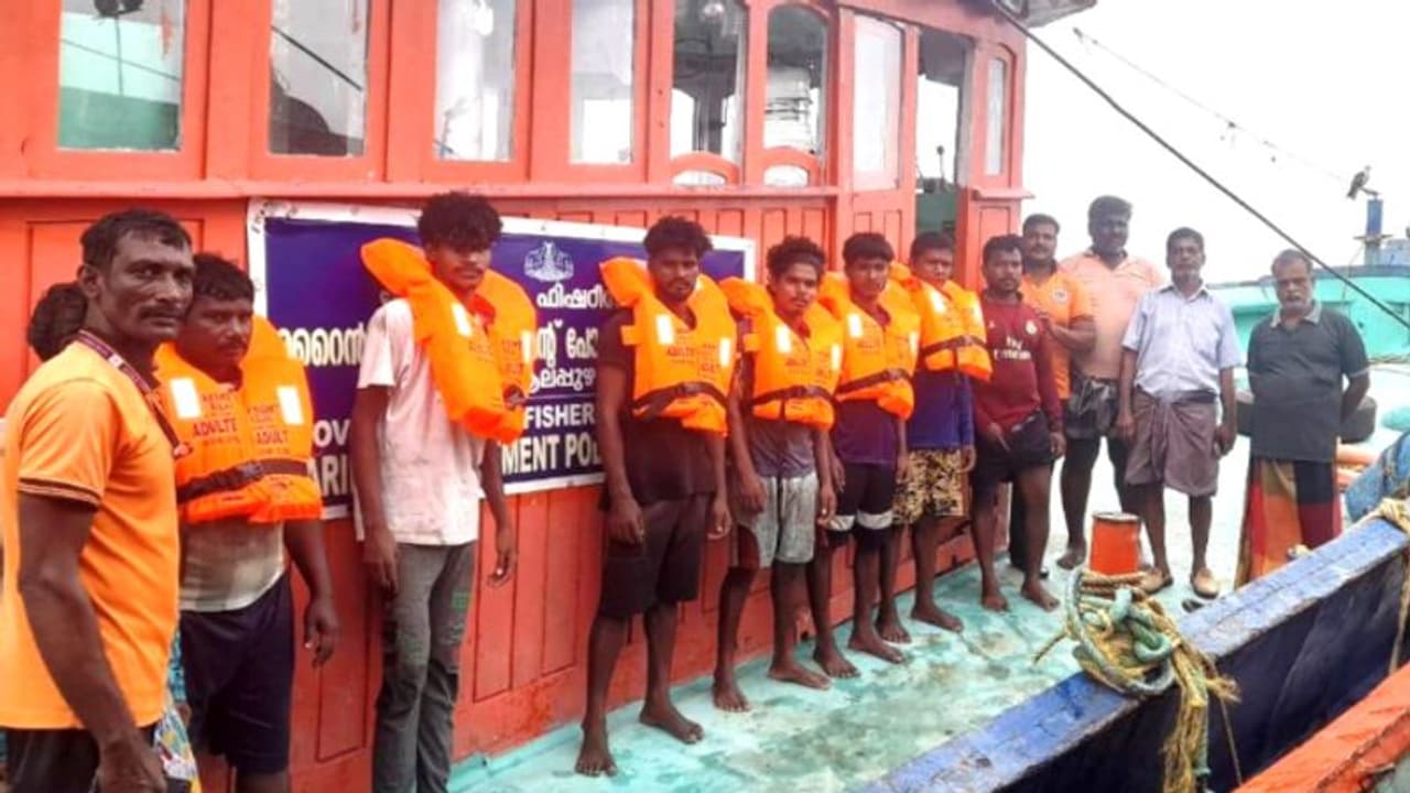 മീൻ പിടിക്കുന്നതിനിടെ ബോട്ടിൽ വെള്ളംകയറി; പാഞ്ഞെത്തി റസ്ക്യൂ ബോട്ട്, 11 തൊഴിലാളികളെ രക്ഷപെടുത്തി