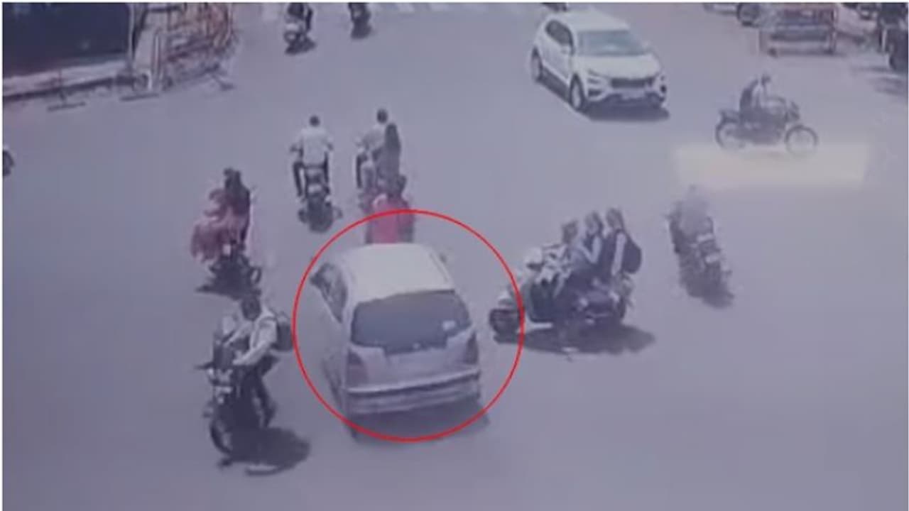 കാർ നിയന്ത്രണം വിട്ട് വാഹനങ്ങളിലേക്ക് ഇടിച്ചു കയറി; ഡ്രൈവർ ഉൾപ്പെടെ മൂന്നുപേർക്ക് ദാരുണാന്ത്യം