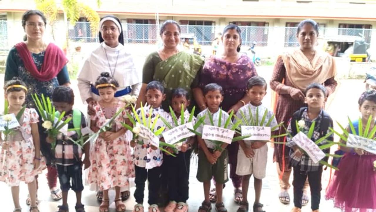 ഒന്നാം ക്ലാസിലേക്ക് എത്തിയത് 40 പേർ അതിൽ മൂന്ന് ജോഡി ഇരട്ടകളും, വൈറലാണ് എടത്വയിലെ എൽപി സ്കൂൾ ഒന്നാം ക്ലാസിലേക്ക് എത്തിയത് 40 പേർ അതിൽ മൂന്ന് ജോഡി ഇരട്ടകളും, വൈറലാണ് എടത്വയിലെ എൽപി സ്കൂൾ