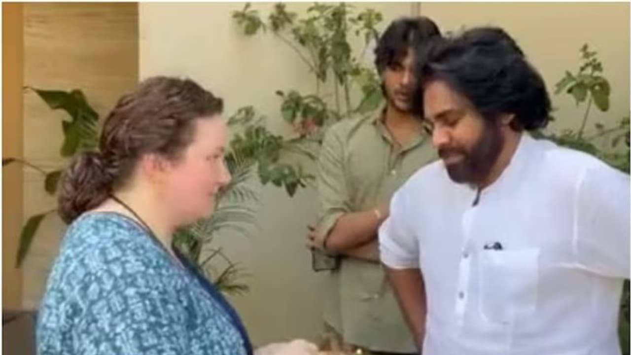 పవన్ కి వీర తిలకం దిద్దుతున్న మూడో భార్య.. రెండో భార్య కొడుకు, విజయోత్సాహంతో బయలుదేరిన పవర్ స్టార్.. పవన్ కి వీర తిలకం దిద్దుతున్న మూడో భార్య.. రెండో భార్య కొడుకు, విజయోత్సాహంతో బయలుదేరిన పవర్ స్టార్..