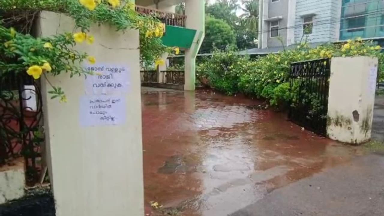 'പ്രതാപന് ഇനി വാർഡിൽ പോലും സീറ്റില്ല'; മുരളീധരന്റെ തോല്വിയിൽ പ്രതാപനെതിരെ ഡിസിസി ഓഫീസ് മതിലില് പോസ്റ്റർ 'പ്രതാപന് ഇനി വാർഡിൽ പോലും സീറ്റില്ല'; മുരളീധരന്റെ തോല്വിയിൽ പ്രതാപനെതിരെ ഡിസിസി ഓഫീസ് മതിലില് പോസ്റ്റർ