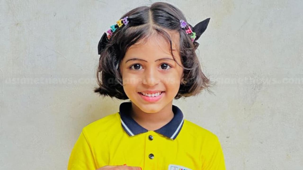 കണ്ണൂരിൽ വീടിന് മുന്നിൽ കളിച്ചുകൊണ്ടിരുന്ന യുകെജി വിദ്യാര്ത്ഥിനി കാറിടിച്ച് മരിച്ചു കണ്ണൂരിൽ വീടിന് മുന്നിൽ കളിച്ചുകൊണ്ടിരുന്ന യുകെജി വിദ്യാര്ത്ഥിനി കാറിടിച്ച് മരിച്ചു