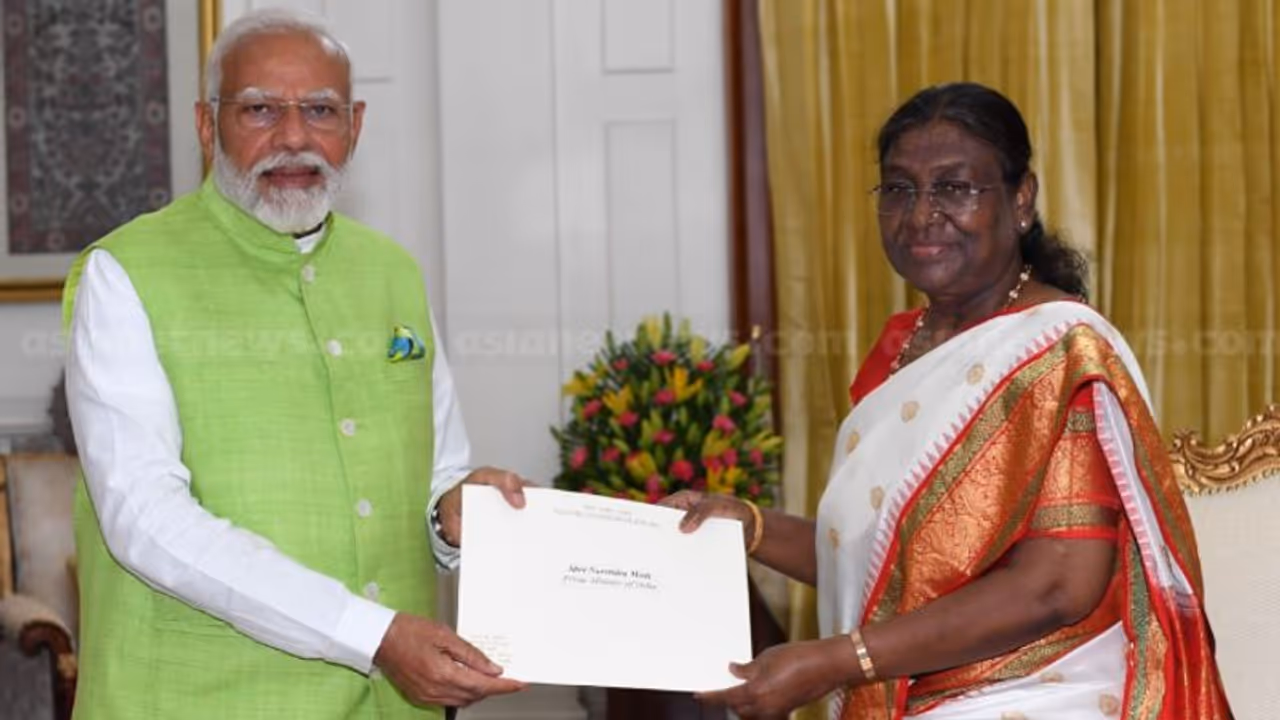 പ്രധാനമന്ത്രി നരേന്ദ്ര മോദി രാഷ്ട്രപതിക്ക് രാജിക്കത്ത് നൽകി; കാവൽ മന്ത്രിസഭ തുടരാൻ രാഷ്ട്രപതി നിര്‍ദ്ദേശം നൽകി