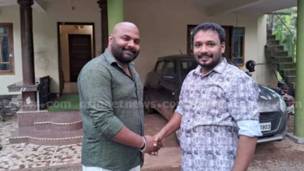 യൂത്ത് കോൺഗ്രസ് നേതാവിനോട് ബെറ്റ് വച്ചു; തോറ്റപ്പോൾ വാക്കുപാലിച്ച് സിപിഎം ബ്രാഞ്ച് സെക്രട്ടറി, തല മൊട്ടയടിച്ചു