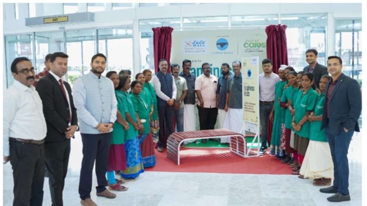 ഉദ്ഘാടനം നിർവഹിച്ചത് 12 ഹരിത കർമ സേനാ അംഗങ്ങൾ ചേർന്ന്; തിരുവനന്തപുരം ലുലു മാളിൽ ഇനി പരിസ്ഥിതി സൗഹൃദ ബെഞ്ച്