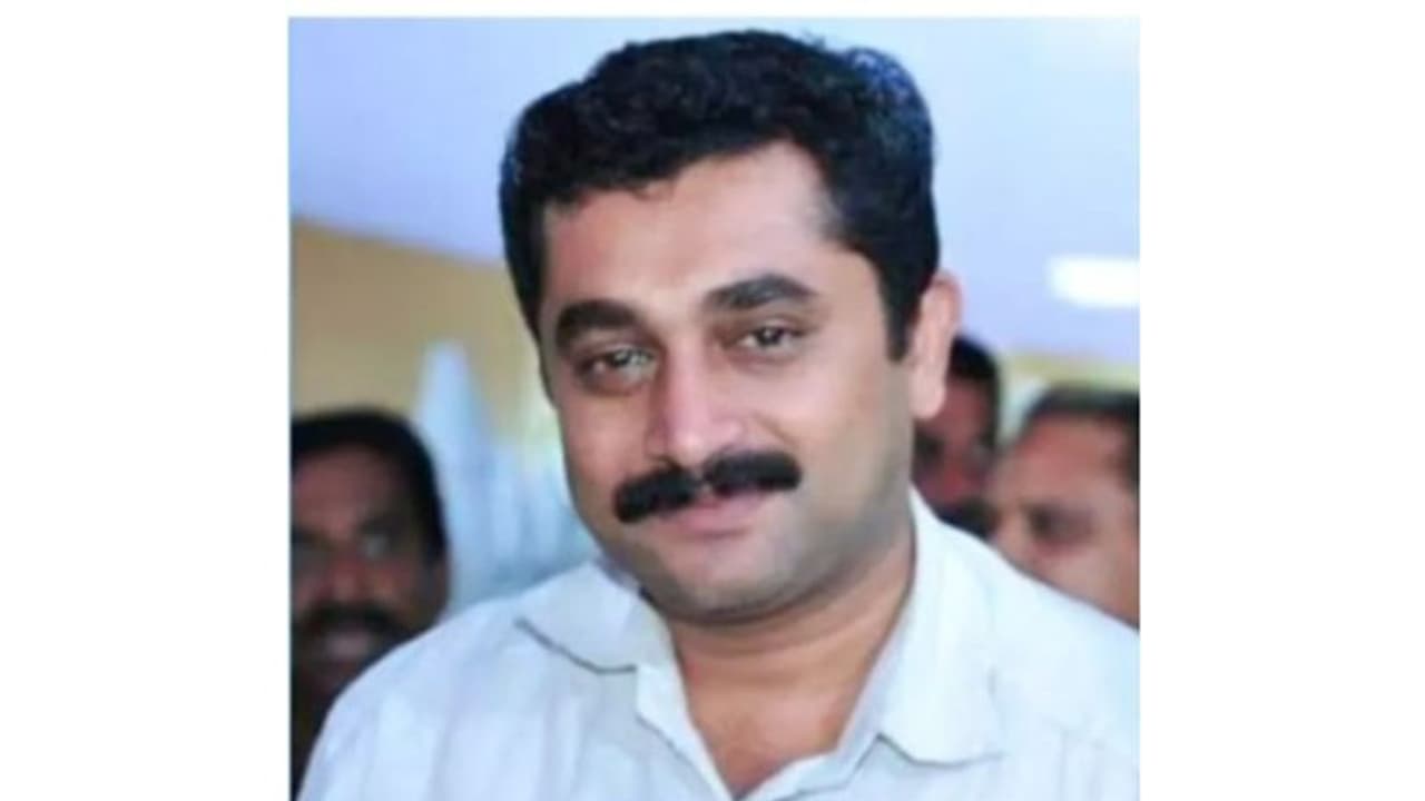 റോഡ് മുറിച്ചുകടക്കുകയായിരുന്ന ആളിനെ തട്ടി ബൈക്കിന് നിയന്ത്രണം നഷ്ടമായി; തലയ്ക്ക് പരിക്കേറ്റ യുവാവ് മരിച്ചു റോഡ് മുറിച്ചുകടക്കുകയായിരുന്ന ആളിനെ തട്ടി ബൈക്കിന് നിയന്ത്രണം നഷ്ടമായി; തലയ്ക്ക് പരിക്കേറ്റ യുവാവ് മരിച്ചു