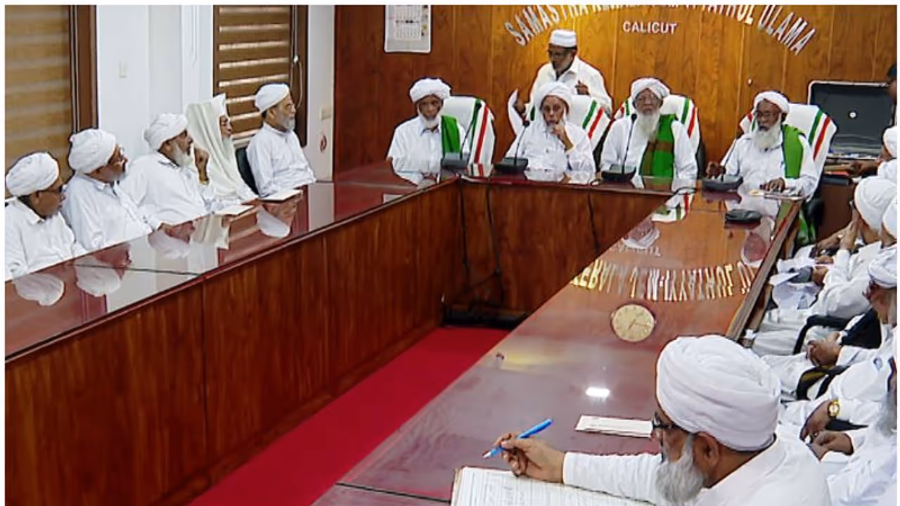 തെരഞ്ഞെടുപ്പ് ഫലം; ലീഗിനെതിരെ നീക്കം മയപ്പെടുത്തി സമസ്തയിലെ ലീഗ് വിരുദ്ധ ചേരി, ഐക്യ ആഹ്വാനവുമായി ജിഫ്രി തങ്ങൾ തെരഞ്ഞെടുപ്പ് ഫലം; ലീഗിനെതിരെ നീക്കം മയപ്പെടുത്തി സമസ്തയിലെ ലീഗ് വിരുദ്ധ ചേരി, ഐക്യ ആഹ്വാനവുമായി ജിഫ്രി തങ്ങൾ