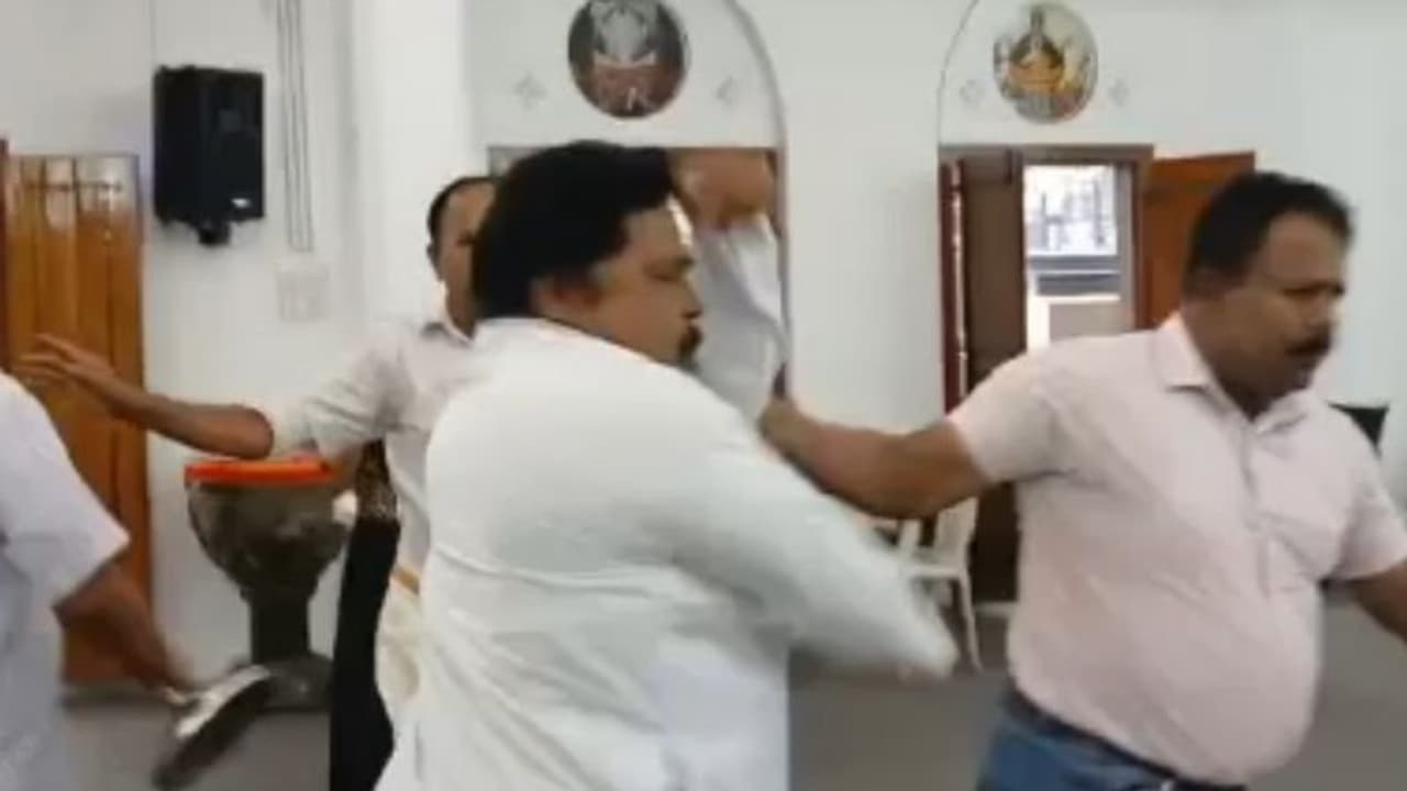 പള്ളി പൊതുയോഗത്തിന്റെ വിലക്ക് ലംഘിച്ച് മദ്ബഹയിൽ; പള്ളിക്കുള്ളിൽ കയ്യാങ്കളി, വീഡിയോ പുറത്ത്; പരാതി നൽകി പള്ളി പൊതുയോഗത്തിന്റെ വിലക്ക് ലംഘിച്ച് മദ്ബഹയിൽ; പള്ളിക്കുള്ളിൽ കയ്യാങ്കളി, വീഡിയോ പുറത്ത്; പരാതി നൽകി