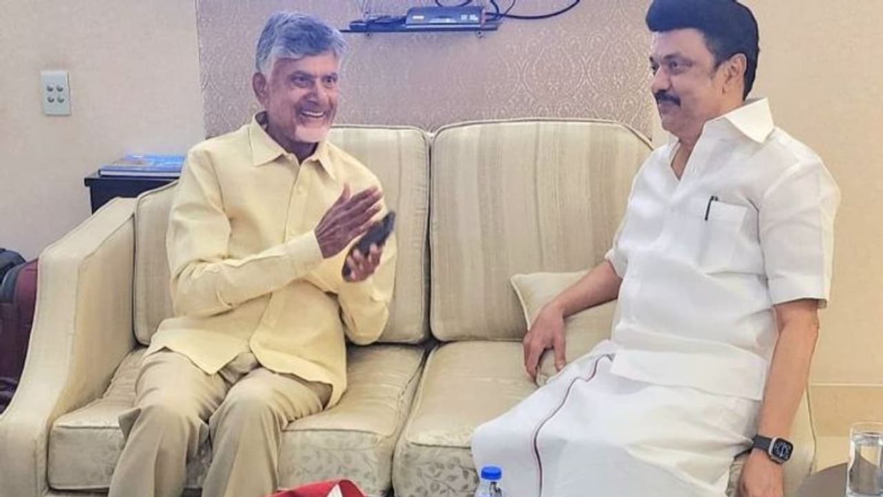 MK Stalin met Chandrababu Naidu: சந்திரபாபு நாயுடுவை திடீரென சந்தித்த ஸ்டாலின்; நடக்குமா அதிரடி மாற்றங்கள்!!