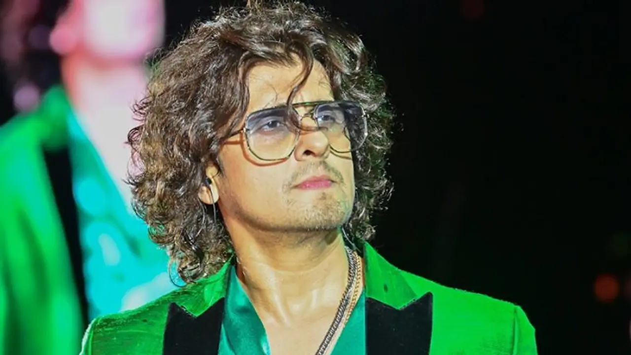 രാജസ്ഥാന്‍ മുഖ്യമന്ത്രി പരിപാടിക്കിടെ ഇറങ്ങിപ്പോയി; സരസ്വതി ദേവിയെ അപമാനിച്ച പോലെ എന്ന് ഗായകന്‍ സോനു നിഗം