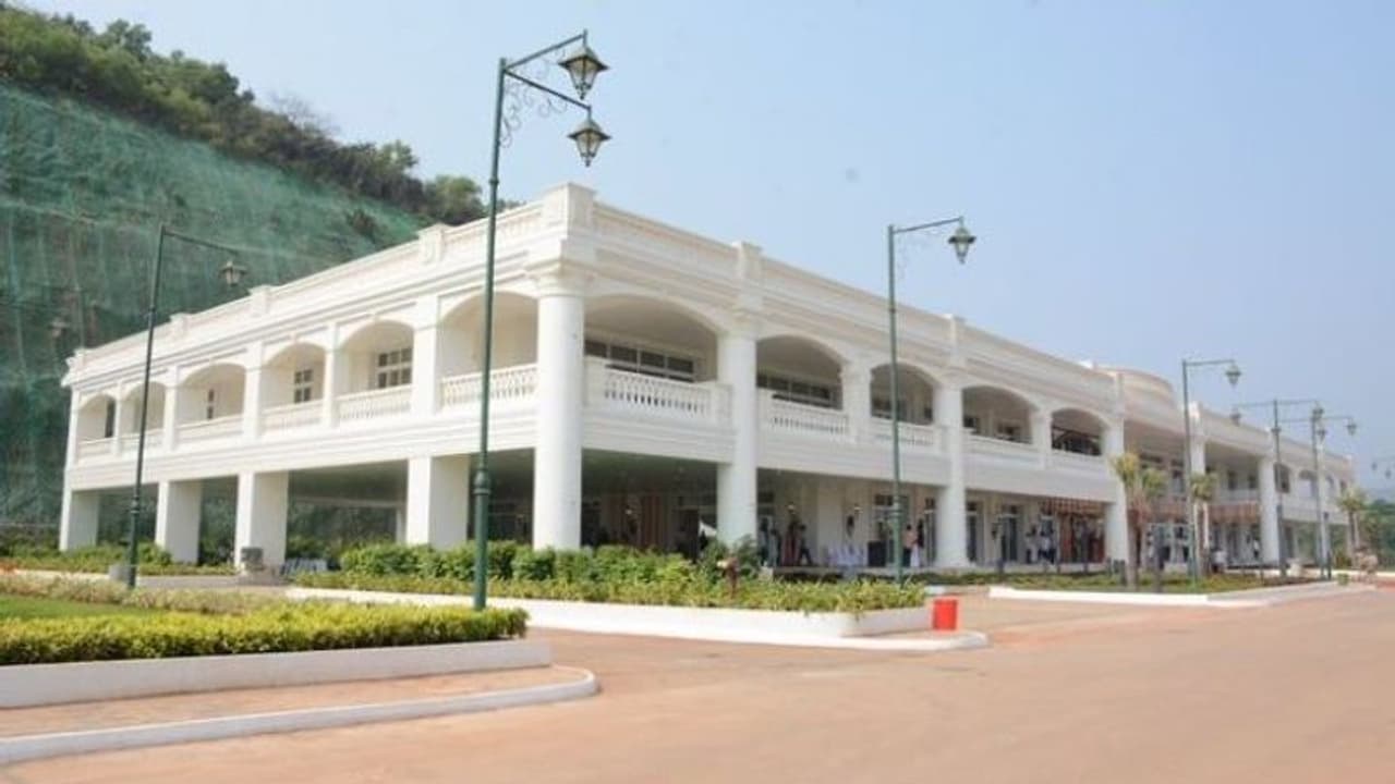 రుషికొండే... జగన్ కు బోడి గుండు కొట్టించిందా..!!