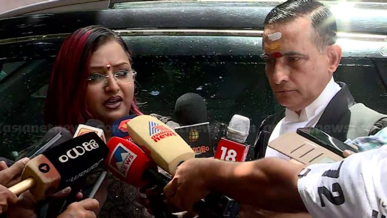 എംവി ഗോവിന്ദൻ്റെ അപകീര്ത്തി കേസ്: സ്വപ്ന സുരേഷിന് ജാമ്യം, കേസ് ഈ മാസം 26 ലേക്ക് മാറ്റി എംവി ഗോവിന്ദൻ്റെ അപകീര്ത്തി കേസ്: സ്വപ്ന സുരേഷിന് ജാമ്യം, കേസ് ഈ മാസം 26 ലേക്ക് മാറ്റി