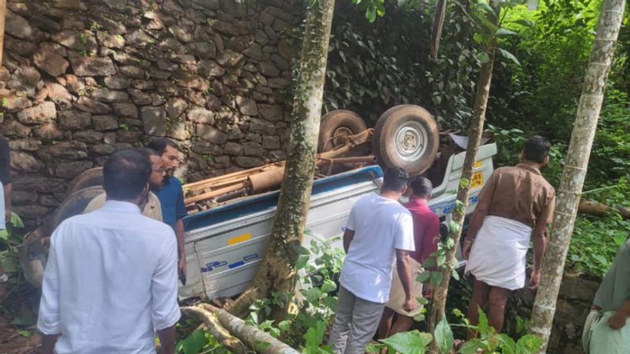 മലപ്പുറത്ത് സ്കൂൾ വാൻ താഴ്ചയിലേക്ക് മറിഞ്ഞു; 12 വിദ്യാർത്ഥികൾക്കും ഡ്രൈവർക്കും പരിക്ക് മലപ്പുറത്ത് സ്കൂൾ വാൻ താഴ്ചയിലേക്ക് മറിഞ്ഞു; 12 വിദ്യാർത്ഥികൾക്കും ഡ്രൈവർക്കും പരിക്ക്