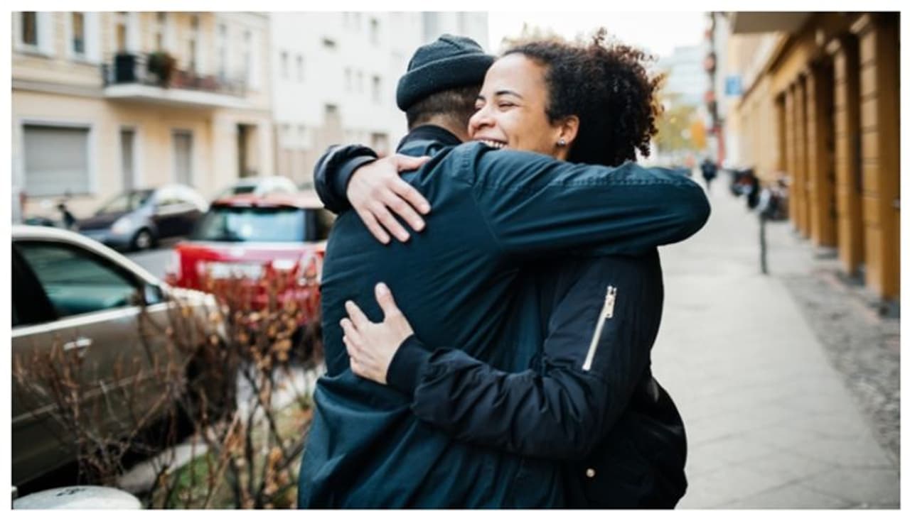 തെരുവില്‍ നിൽക്കുന്നയാളെ വീഡിയോയ്ക്ക് വേണ്ടി കെട്ടിപ്പിടിച്ചു; വ്ലോഗറിന് 2 മാസം തടവ്, 30 ലക്ഷം പിഴ