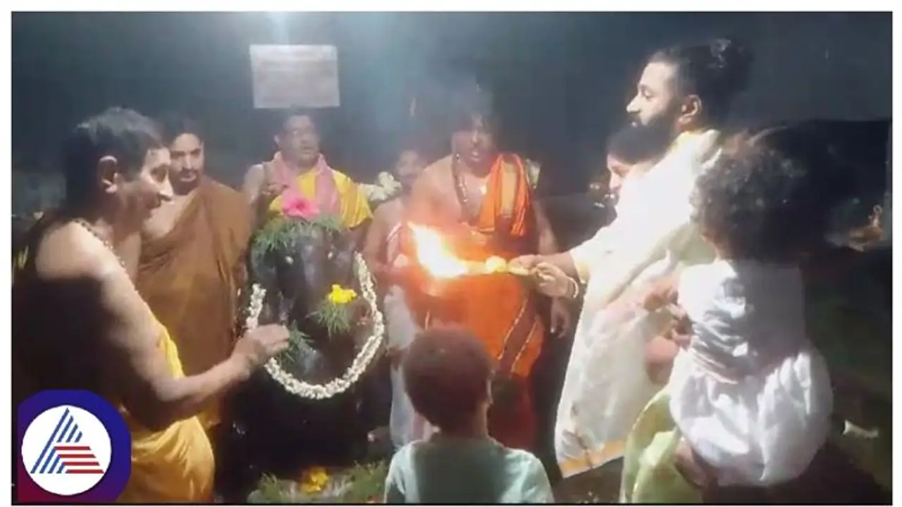 ಗೋಕರ್ಣದ ಶ್ರೀ ಮಹಾಬಲೇಶ್ವರ ಕ್ಷೇತ್ರಕ್ಕೆ ಖ್ಯಾತ ಚಿತ್ರ ನಟ ನಿರ್ದೇಶಕ ರಿಷಬ್ ಶೆಟ್ಟಿ ಭೇಟಿ ಗೋಕರ್ಣದ ಶ್ರೀ ಮಹಾಬಲೇಶ್ವರ ಕ್ಷೇತ್ರಕ್ಕೆ ಖ್ಯಾತ ಚಿತ್ರ ನಟ ನಿರ್ದೇಶಕ ರಿಷಬ್ ಶೆಟ್ಟಿ ಭೇಟಿ