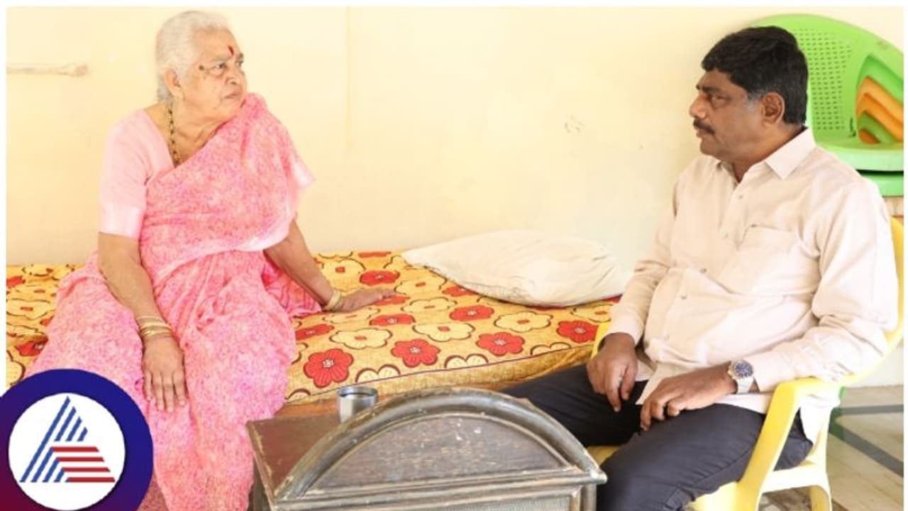 ತಾಯಿ ಮಡಿಲು ಸೇರಿದ ಮಾಜಿ ಸಂಸದ ಡಿ.ಕೆ. ಸುರೇಶ್; ಮರೆಯಾಗುವುದೇ ಸೋಲಿನ ನೋವು ತಾಯಿ ಮಡಿಲು ಸೇರಿದ ಮಾಜಿ ಸಂಸದ ಡಿ.ಕೆ. ಸುರೇಶ್; ಮರೆಯಾಗುವುದೇ ಸೋಲಿನ ನೋವು