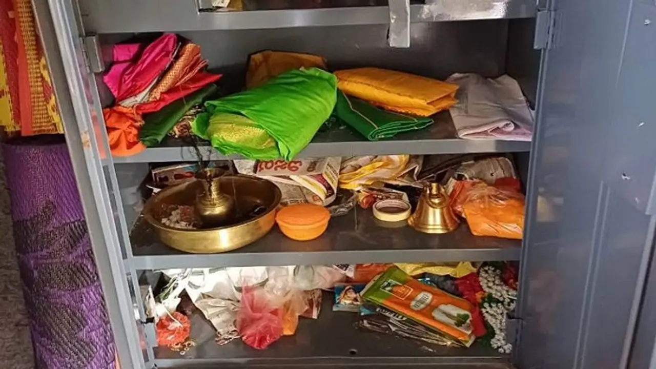 ತುಮಕೂರು: ದೇವಾಲಯ ಬಾಗಿಲು ಮುರಿದು 40 ಗ್ರಾಂ ಚಿನ್ನ, 1 ಕೆಜಿ ಬೆಳ್ಳಿ, ನಗದು ಕದ್ದ ಖದೀಮರು..! ತುಮಕೂರು: ದೇವಾಲಯ ಬಾಗಿಲು ಮುರಿದು 40 ಗ್ರಾಂ ಚಿನ್ನ, 1 ಕೆಜಿ ಬೆಳ್ಳಿ, ನಗದು ಕದ್ದ ಖದೀಮರು..!