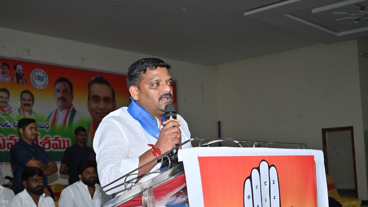 తీన్మార్ మల్లన్న కార్యాలయంపై దాడి.. మేడిపల్లిలో ఉద్రిక్తత తీన్మార్ మల్లన్న కార్యాలయంపై దాడి.. మేడిపల్లిలో ఉద్రిక్తత