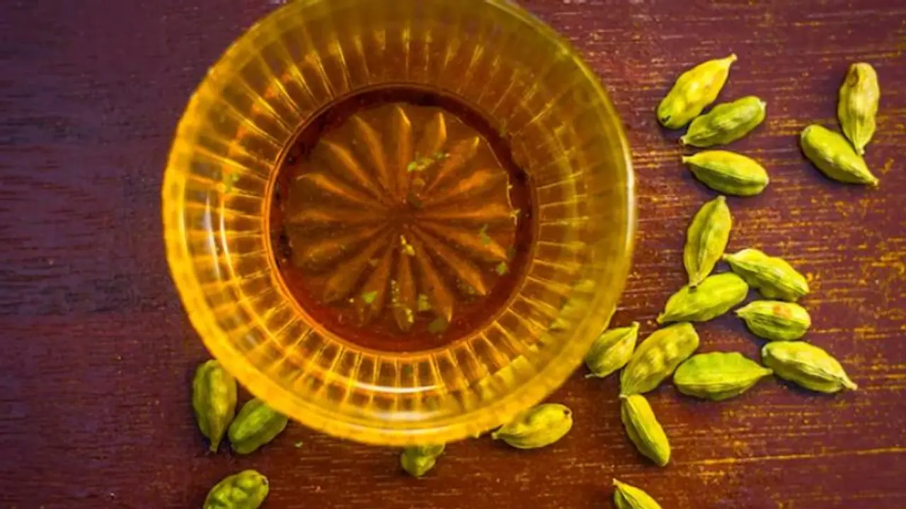 Health Tips: വെറും വയറ്റിൽ ഏലയ്ക്ക വെള്ളം കുടിക്കൂ; അറിയാം ഗുണങ്ങള്‍