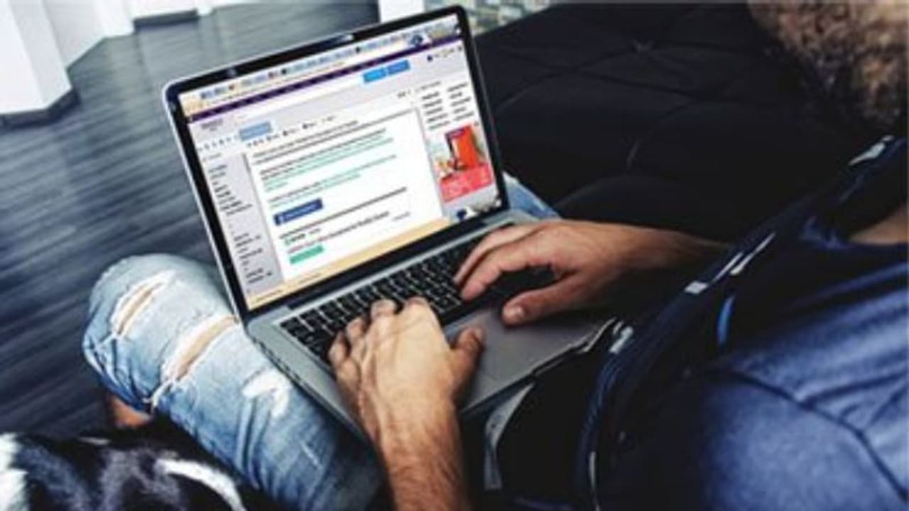 പുരുഷന്മാർ ലാപ്ടോപ്പുകൾ മടിയിൽ വച്ച് ഉപയോഗിക്കാറുണ്ടോ? എങ്കിൽ സൂക്ഷിക്കുക