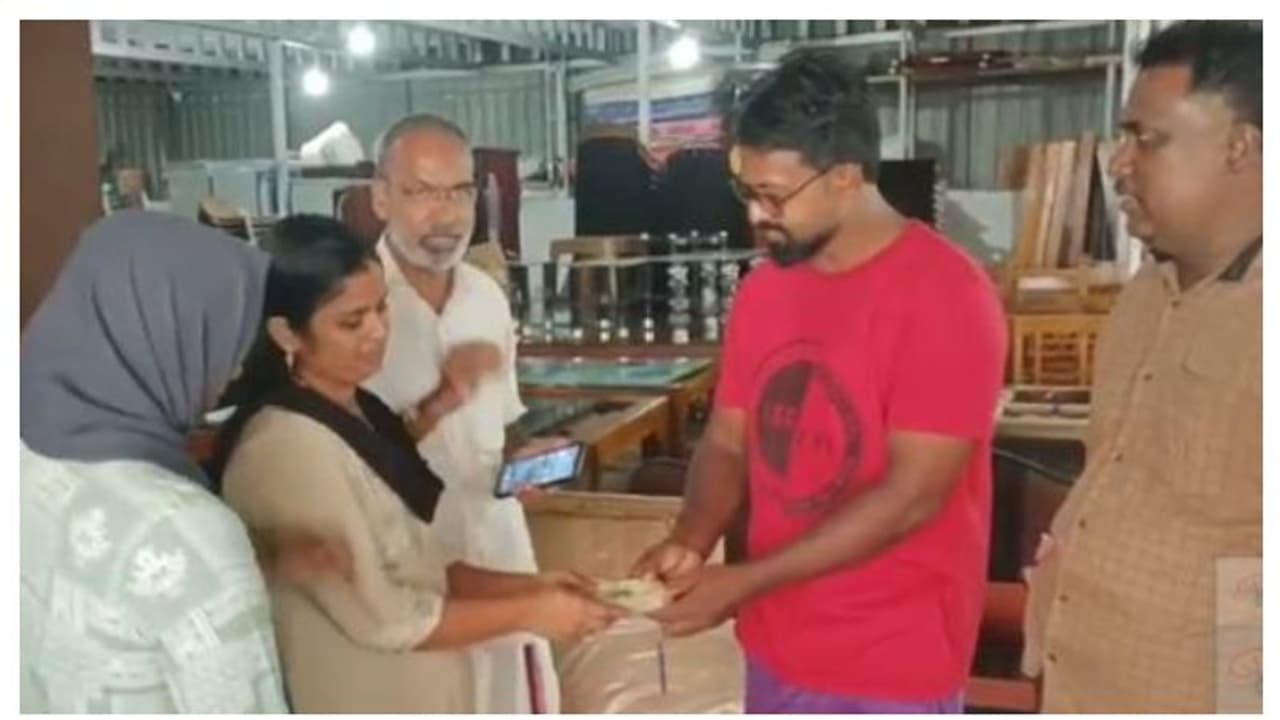 വി കെ ശ്രീകണ്ഠന് ഭൂരിപക്ഷം ലഭിക്കുന്ന ഓരോ വോട്ടിനും പണം, ബെറ്റിൽ വൻ നഷ്ടം, ആര്യക്ക് കൈമാറി സിപിഎം പ്രവർത്തകൻ വി കെ ശ്രീകണ്ഠന് ഭൂരിപക്ഷം ലഭിക്കുന്ന ഓരോ വോട്ടിനും പണം, ബെറ്റിൽ വൻ നഷ്ടം, ആര്യക്ക് കൈമാറി സിപിഎം പ്രവർത്തകൻ