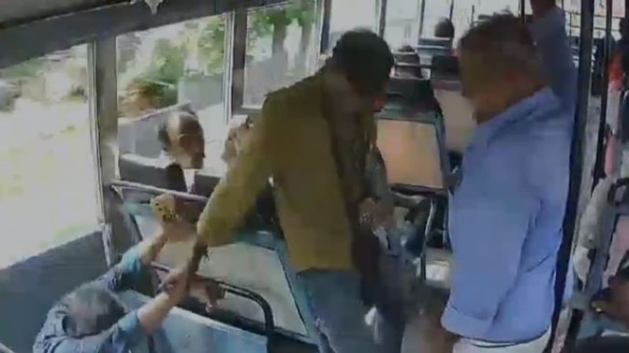 'ദൈവത്തിന്റെ കൈ'; ബസിനുള്ളിൽ നിന്ന് പുറത്തേക്ക് വീഴാൻ തുടങ്ങിയ യുവാവിനെ ഒറ്റ കയ്യിൽ തിരിച്ച് പിടിച്ച് കണ്ടക്ടർ 'ദൈവത്തിന്റെ കൈ'; ബസിനുള്ളിൽ നിന്ന് പുറത്തേക്ക് വീഴാൻ തുടങ്ങിയ യുവാവിനെ ഒറ്റ കയ്യിൽ തിരിച്ച് പിടിച്ച് കണ്ടക്ടർ