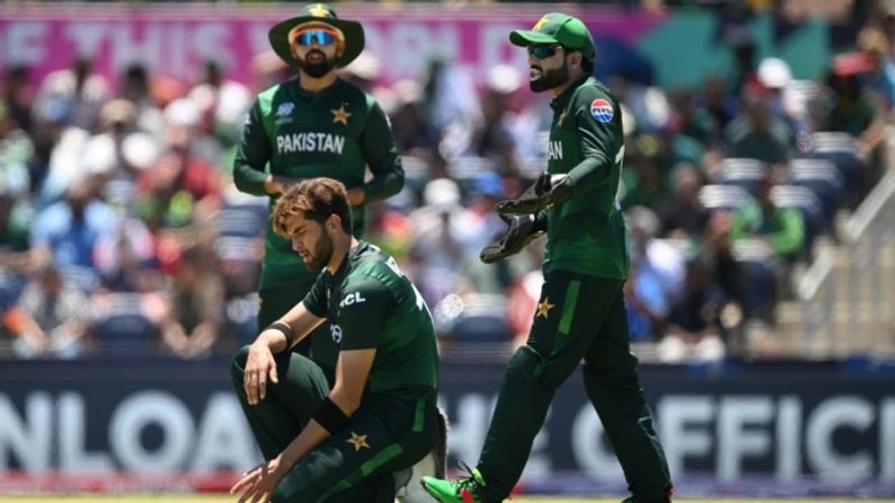 ഇതിലും വലിയ നാണക്കേടില്ല, അമേരിക്കയോട് തോറ്റതിന് പിന്നാലെ ബാബറിനെയും സംഘത്തെയും പൊരിച്ച് മുന് പാക് താരങ്ങള് ഇതിലും വലിയ നാണക്കേടില്ല, അമേരിക്കയോട് തോറ്റതിന് പിന്നാലെ ബാബറിനെയും സംഘത്തെയും പൊരിച്ച് മുന് പാക് താരങ്ങള്