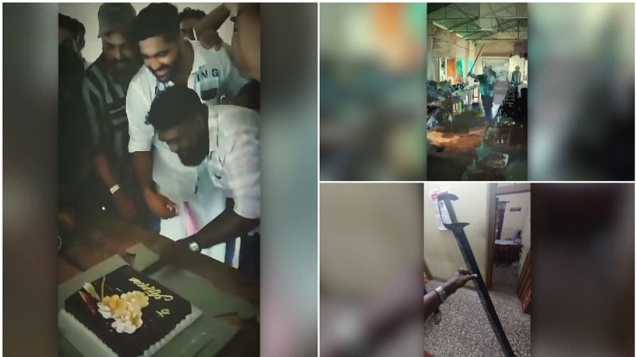 പുലിവാല് പിടിച്ച് ആവേശം മോഡൽ; വടിവാള് കൊണ്ട് കേക്ക് മുറിച്ചു, കസ്റ്റഡിയിലെടുത്തപ്പോൾ തടിവാൾ, തമാശയെന്ന് പൊലീസ് പുലിവാല് പിടിച്ച് ആവേശം മോഡൽ; വടിവാള് കൊണ്ട് കേക്ക് മുറിച്ചു, കസ്റ്റഡിയിലെടുത്തപ്പോൾ തടിവാൾ, തമാശയെന്ന് പൊലീസ്