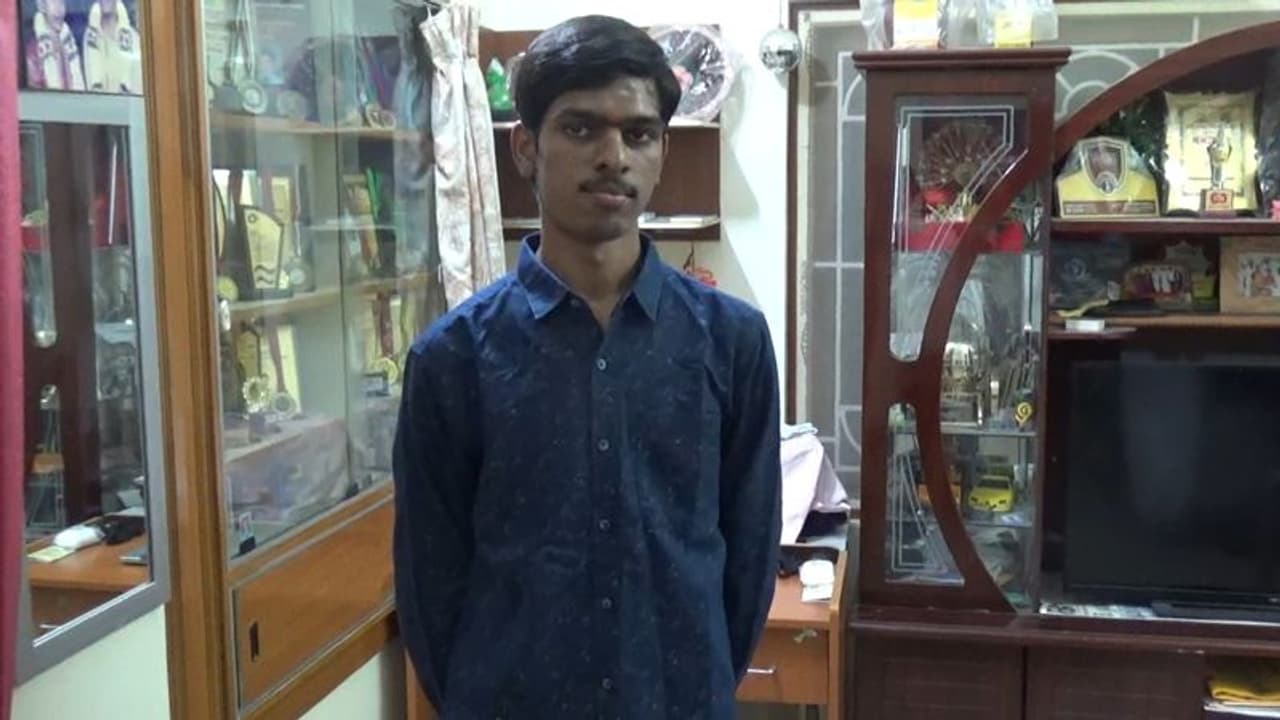 யூடியூப் மட்டும் பார்த்து படித்து நீட் தேர்வில் 687 மதிப்பெண்கள் எடுத்த திருப்பூர் மாணவன்; பெற்றோர் மகிழ்ச்சி