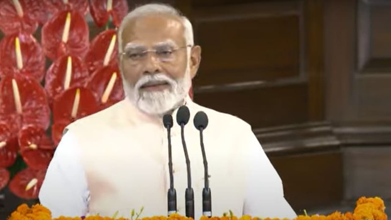 Narendra Modi meets BJP veteran LK Advani before NDA leaders submit letter of support to President (WATCH)