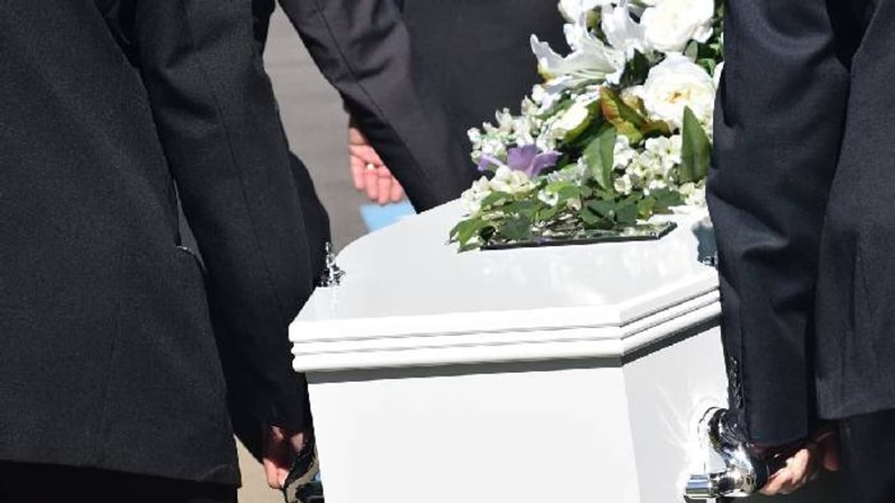 മരണാനന്തരച്ചടങ്ങിനിടെ ശ്വാസമെടുത്ത് സ്ത്രീ, ജീവനക്കാരന്റെ കണ്ണില് പെട്ടു, ജീവിതത്തിലേക്ക് തിരികെ മരണാനന്തരച്ചടങ്ങിനിടെ ശ്വാസമെടുത്ത് സ്ത്രീ, ജീവനക്കാരന്റെ കണ്ണില് പെട്ടു, ജീവിതത്തിലേക്ക് തിരികെ