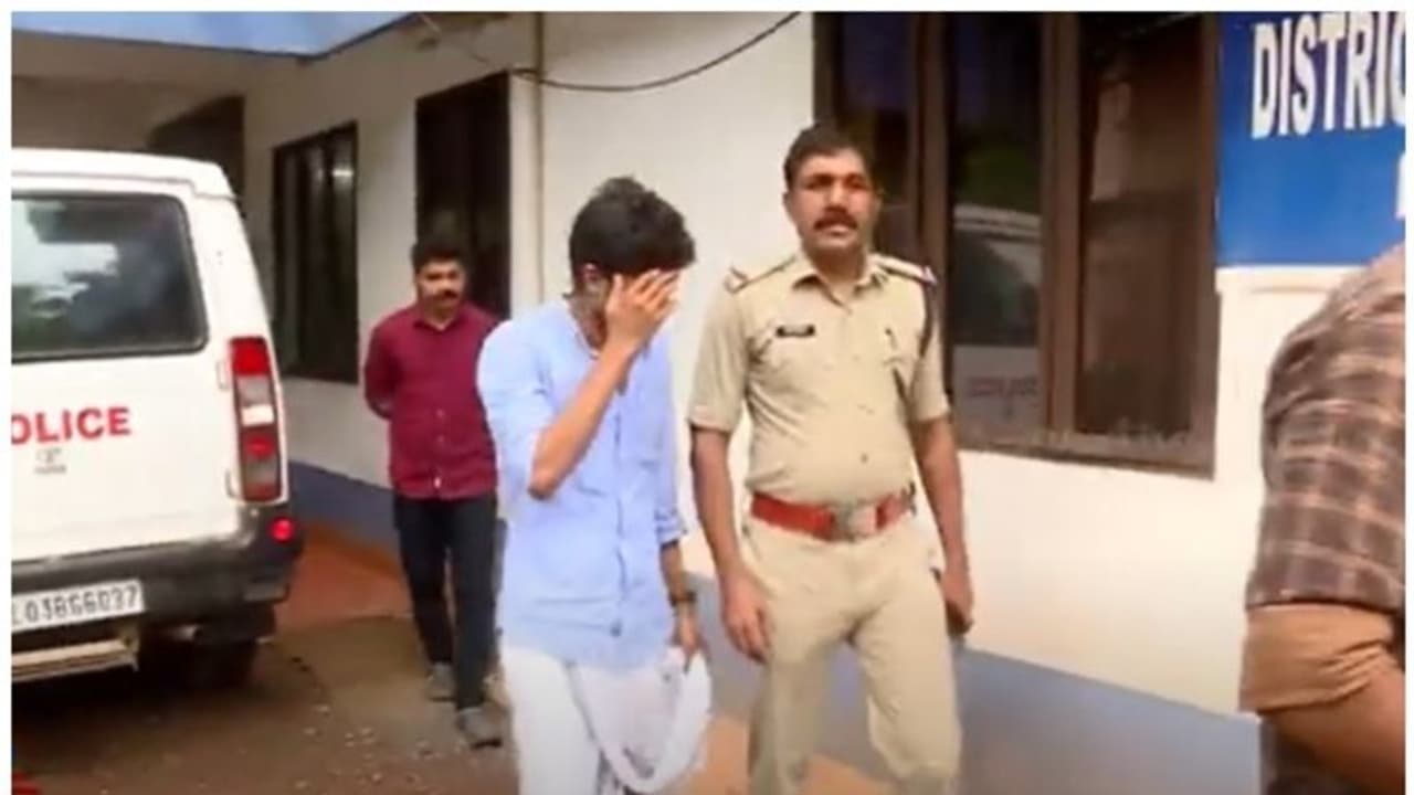 കാറഡുക്ക സൊസൈറ്റി തട്ടിപ്പ്; പ്രധാന പ്രതികളിൽ മൂന്നാമൻ പിടിയിൽ; തട്ടിയെടുത്തത് 2 കോടിയോളം രൂപ കാറഡുക്ക സൊസൈറ്റി തട്ടിപ്പ്; പ്രധാന പ്രതികളിൽ മൂന്നാമൻ പിടിയിൽ; തട്ടിയെടുത്തത് 2 കോടിയോളം രൂപ