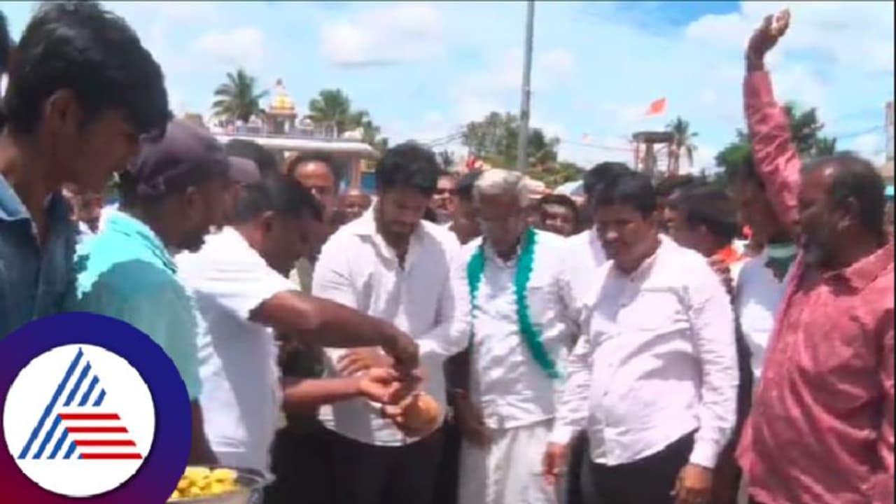 ಹೆಚ್ಡಿಕೆ ಗೆಲ್ತಿದ್ದಂತೆ ಫುಲ್ಟೈಂ ರಾಜಕೀಯಕ್ಕೆ ಇಳಿದ ನಿಖಿಲ್; ಕೆರಗೋಡು ಗ್ರಾಮಕ್ಕೆ ತೆರಳಿ ಹನುಮಧ್ವಜಕ್ಕೆ ಪೂಜೆ ಹೆಚ್ಡಿಕೆ ಗೆಲ್ತಿದ್ದಂತೆ ಫುಲ್ಟೈಂ ರಾಜಕೀಯಕ್ಕೆ ಇಳಿದ ನಿಖಿಲ್; ಕೆರಗೋಡು ಗ್ರಾಮಕ್ಕೆ ತೆರಳಿ ಹನುಮಧ್ವಜಕ್ಕೆ ಪೂಜೆ