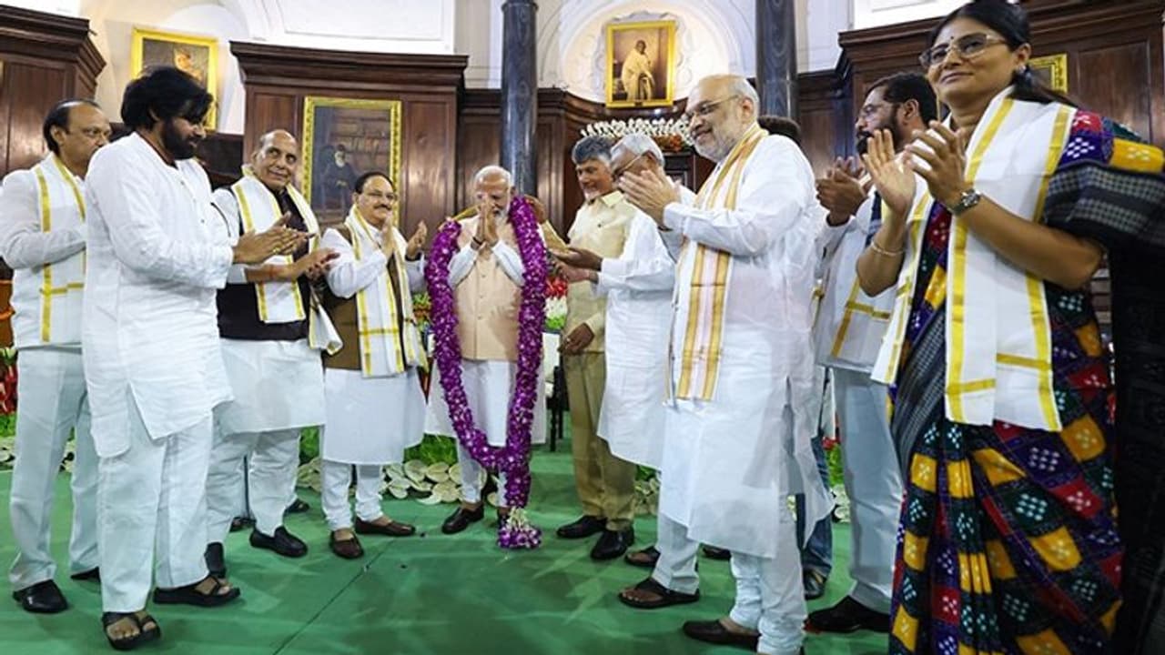 మోదీ ప్రమాణ స్వీకారోత్సవానికి అతిథులెవరో తెలుసా..? మోదీ ప్రమాణ స్వీకారోత్సవానికి అతిథులెవరో తెలుసా..?