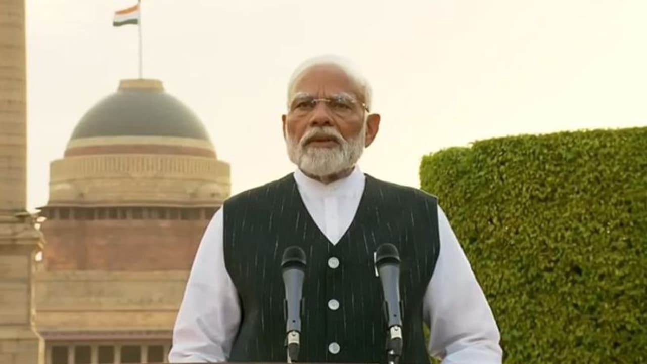 President Droupadi Murmu invites Narendra Modi to form government, oath ceremony on June 9 (WATCH)