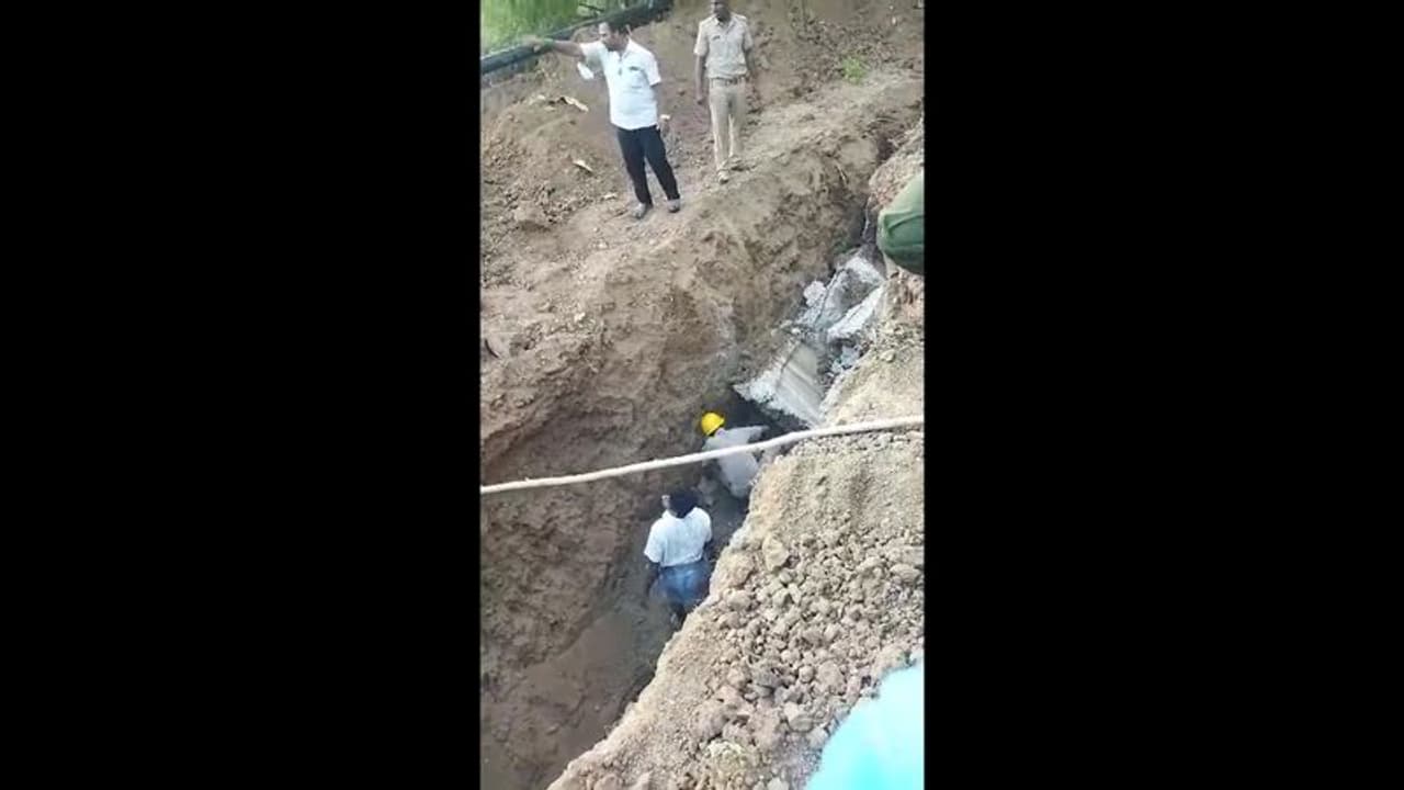 Accident: புதுவையில் குழாய் பதிக்கும் பணியின் போது கோர விபத்து; பள்ளத்தில் சிக்கி ஒருவர் பலி, இருவர் படுகாயம் Accident: புதுவையில் குழாய் பதிக்கும் பணியின் போது கோர விபத்து; பள்ளத்தில் சிக்கி ஒருவர் பலி, இருவர் படுகாயம்